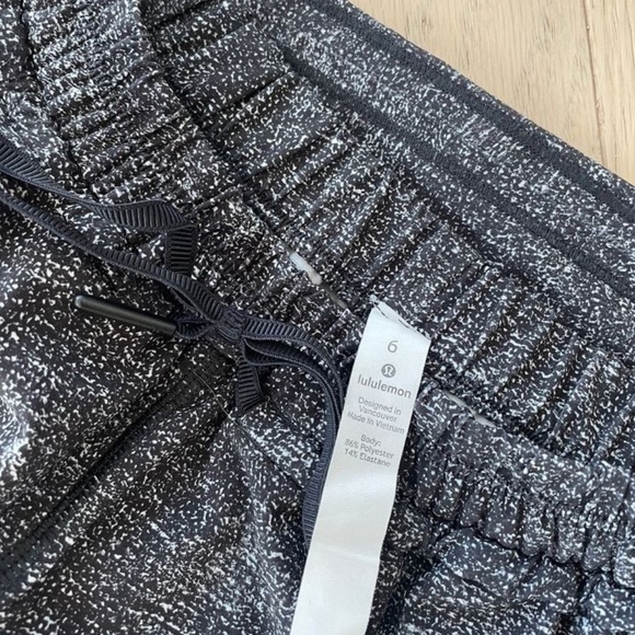 Lululemon Keep It Classic Crop White Noise Performance Technical Pants - Size 6 - Picture 5 of 6